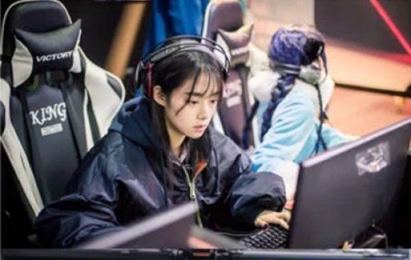 LOL美女主持写真引起争议,疑因尺度太大,网友:肉鸡知道吗?