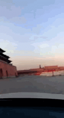 开大奔进故宫“女主角”被曝光：戴千万名表，住9万一平小区！人民日报评：一查到底