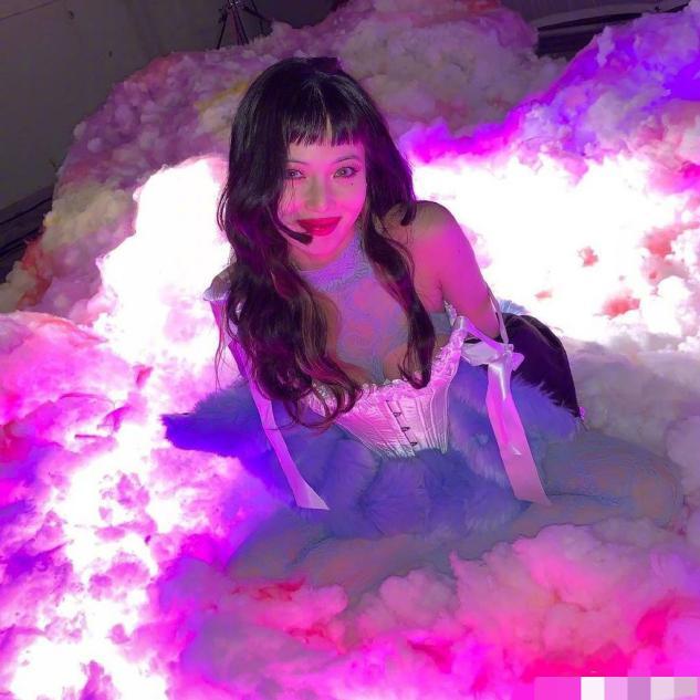 泫雅曝拍摄花絮,高抬腿用脚比心,大波浪卷发优雅蚂蚁腰好细