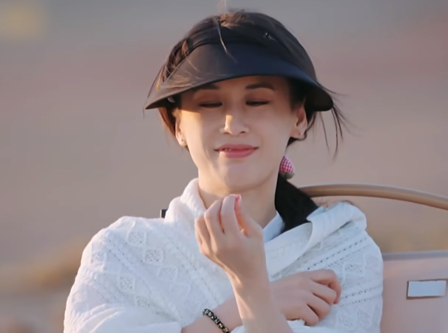 黄圣依在春晚大杀四方，杨子在直播间哭着唱情歌：她不按剧本来