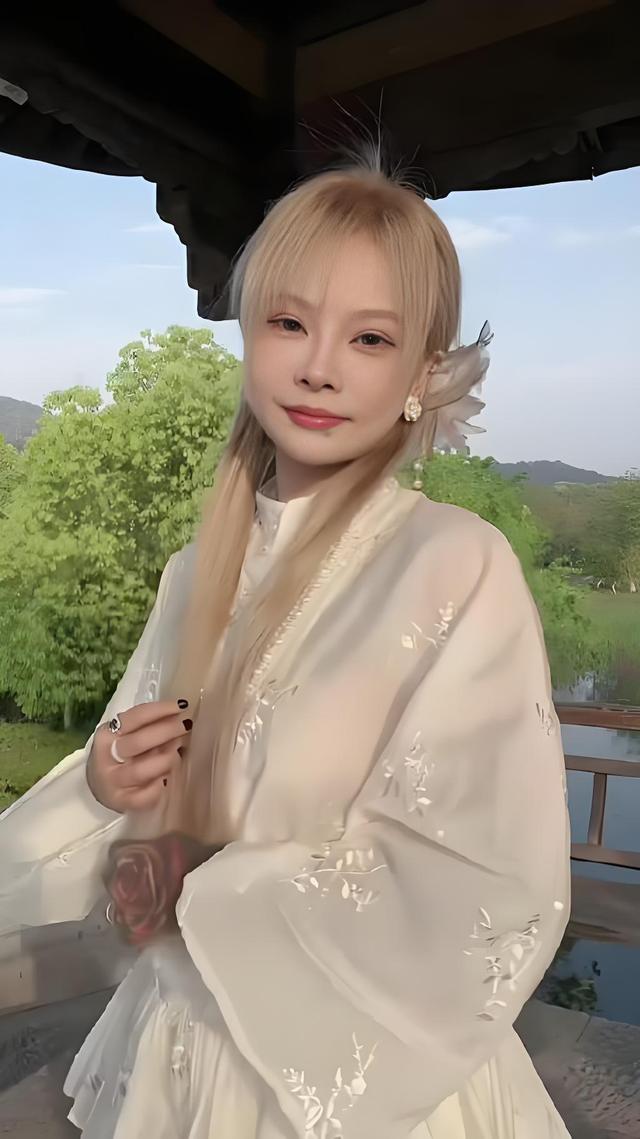 网红顾茜茜日入超 30 万引争议，背后藏着多少秘密？