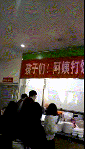 正惊GIF：有善口技者！美女肺活量惊人，一口气将鸡蛋从壳里吹出？
