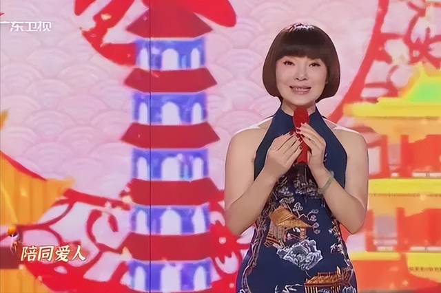 背叛丈夫跟医生相好,转移丈夫12 亿,靠一首歌在春晚爆红的她真狠