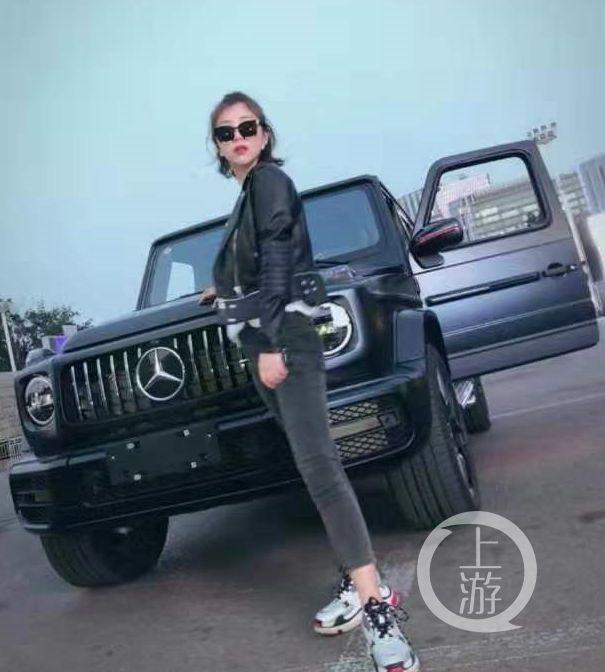 开大奔进故宫“女主角”被曝光：戴千万名表，住9万一平小区！人民日报评：一查到底