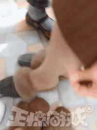 正惊GIF：有善口技者！美女肺活量惊人，一口气将鸡蛋从壳里吹出？