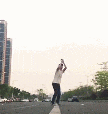 如何评价这个女主持人，主持了一半把丝袜脱了？