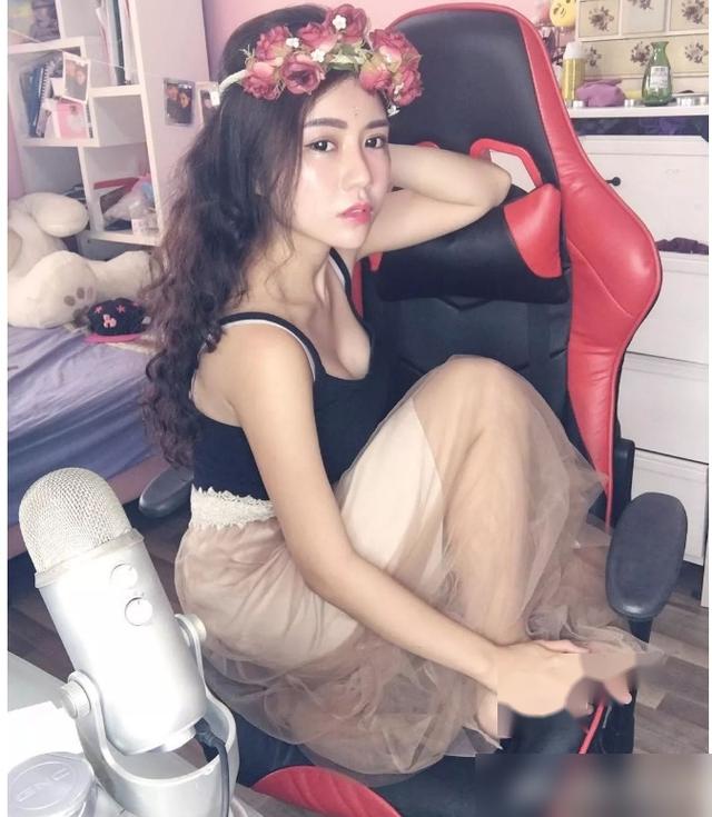 不堪入目！女主播忘关摄像头，换衣全过程被直播！