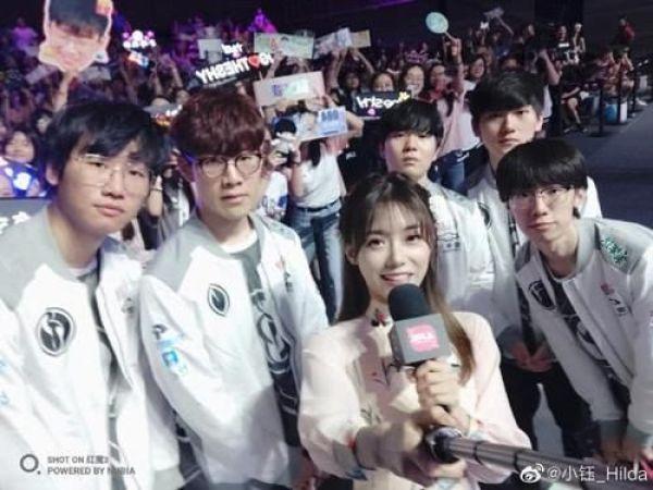 LOL美女主持写真引起争议,疑因尺度太大,网友:肉鸡知道吗?