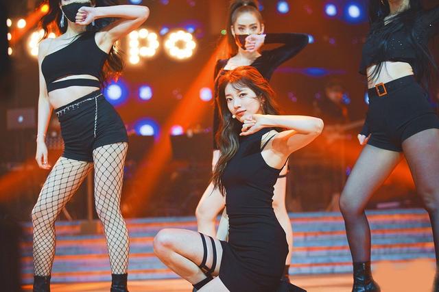 秀智惊艳粉丝会 穿吊带黑裙性感热舞