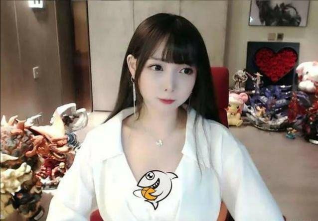 斗鱼女主播米娜庆祝，凌晨3点给粉丝发图，网友熬夜等待