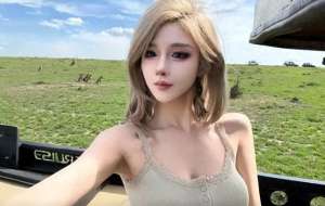 非洲女主播(女主播非洲旅游，穿着清凉和黑人合影，回国后直播面色红润)