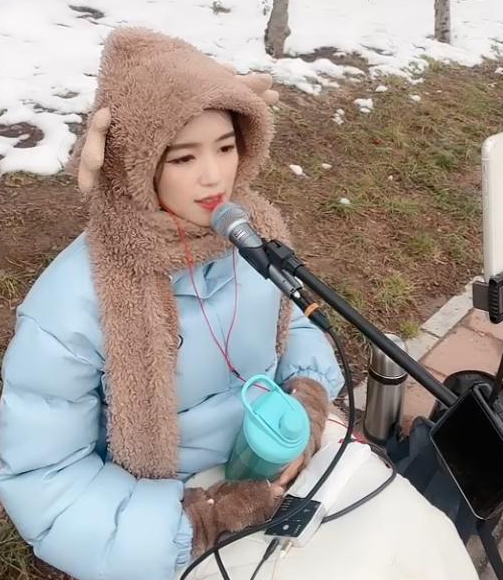 女网红大雪天在户外直播一整夜，一晚涨粉20万，直言钱比命重要