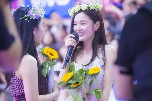 90后夏日甜心的直播好天马行空，鬼知道她们经历了什么