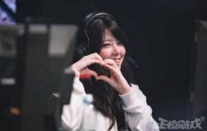 lol女主播视频在线观看(LOL巴西美女选手开直播，一夜涨了30万粉，Doinb还刷了上万礼物)