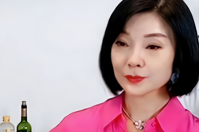 背叛丈夫跟医生相好,转移丈夫12 亿,靠一首歌在春晚爆红的她真狠