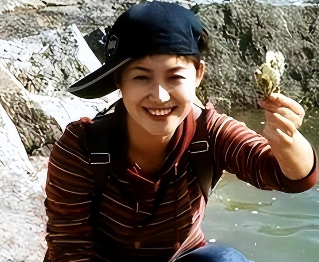 央视主播郑丽：结婚丁克7年不生娃，37岁高龄生女，婆婆激动落泪