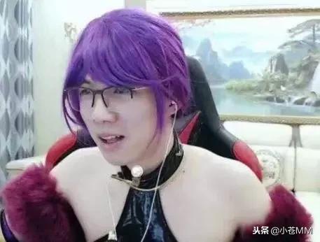 性感虎神女装在线歌舞，看了他的寡妇COS水友纷纷艾特肉鸡！