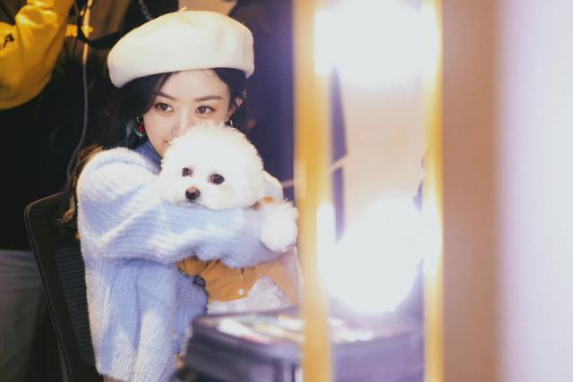 赵丽颖亮相佳琦直播间，绿色挑染披肩发气质绝佳，夸李佳琦的嘴漂亮