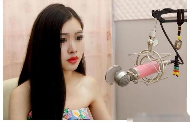 不堪入目！女主播忘关摄像头，换衣全过程被直播！