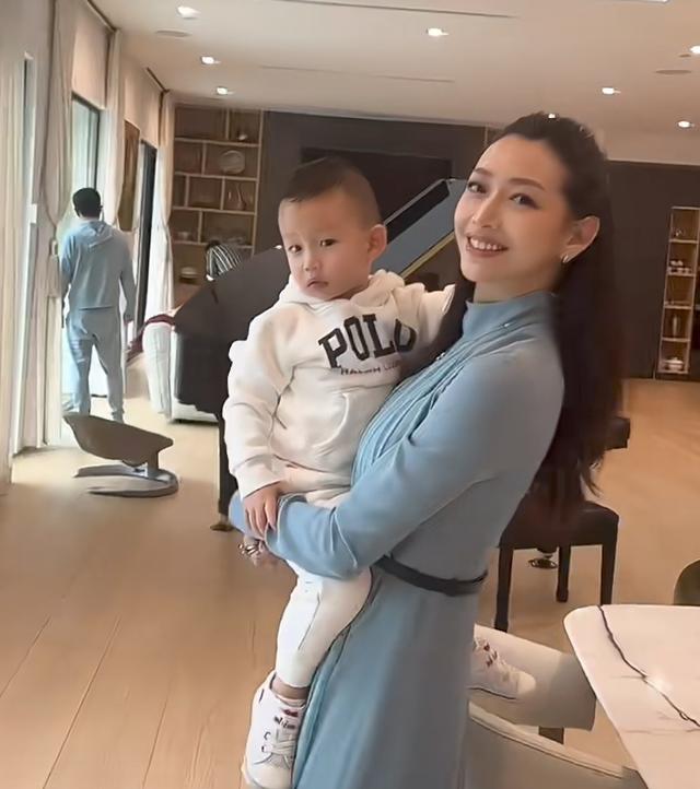 主持人温雅晒三胎满月照，美国豪宅曝光，5岁女儿也在正脸好漂亮