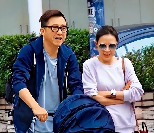 63岁庾澄庆和49岁妻子罕见同框，主播妻子张嘉欣状态超好