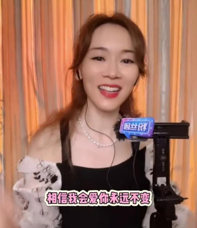 “消失”的港姐杨思琦:深夜直播唱歌、付费聊天,她经历了什么?