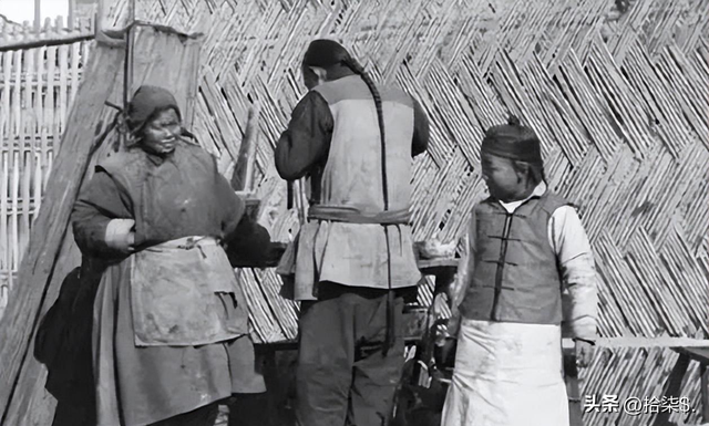 “不堪入目”老照片：日本男女赤裸共浴，喂奶忘记系扣子的妇女