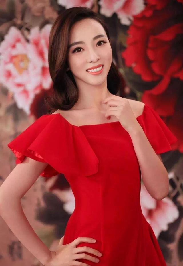 央视主持李思思秀一字马，紧身裤绷出傲人身材，柔韧性太好了