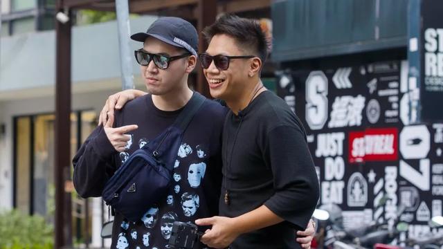 一个帅哥，每天在街头拉陌生男女随机相亲，2年撮合1000对