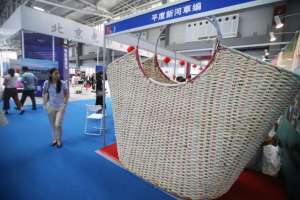 韩国女主播蜜罐白雪(网红直播观看人次超百万，版交会火了)