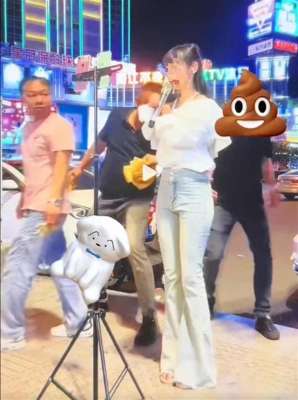 女主播被打屁屁(泉州一残疾女子街头直播遭男子拍臀骚扰？官方：正在核实)