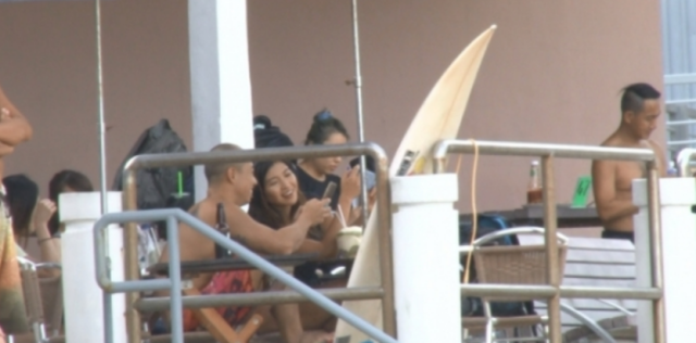 涉酒驾TVB女艺人戒酒失败 疑有男友却酒后与外籍男士街头热吻