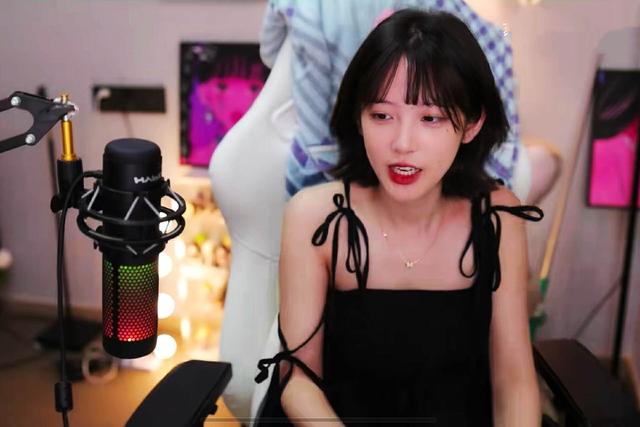 艾琳直播胸口露出红印，自称被种草莓了，网友：榜一大哥懵了！