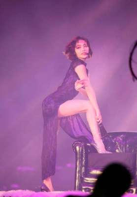 女主播热舞勾人(女星舞台旗袍激情舞蹈，妩媚神情太撩人)