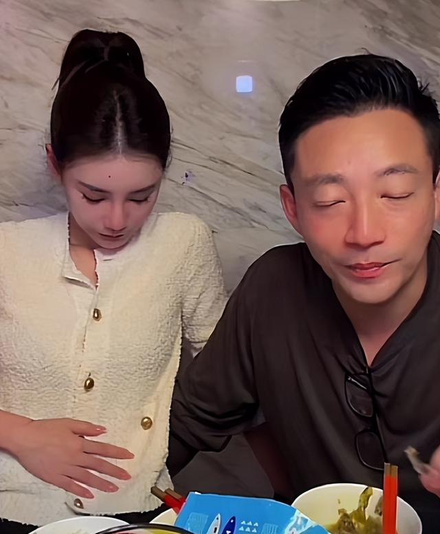 回应争议！马筱梅直播间亮孕肚，怀孕5个月依旧苗条，细节获好评