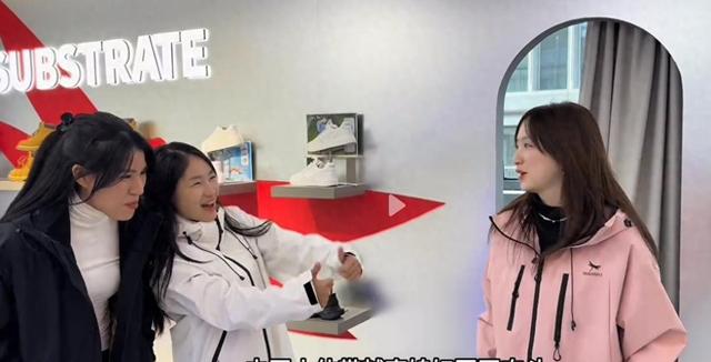 想分一杯羹？小松姐姐之前不露面，这次为何跟着小松去直播？