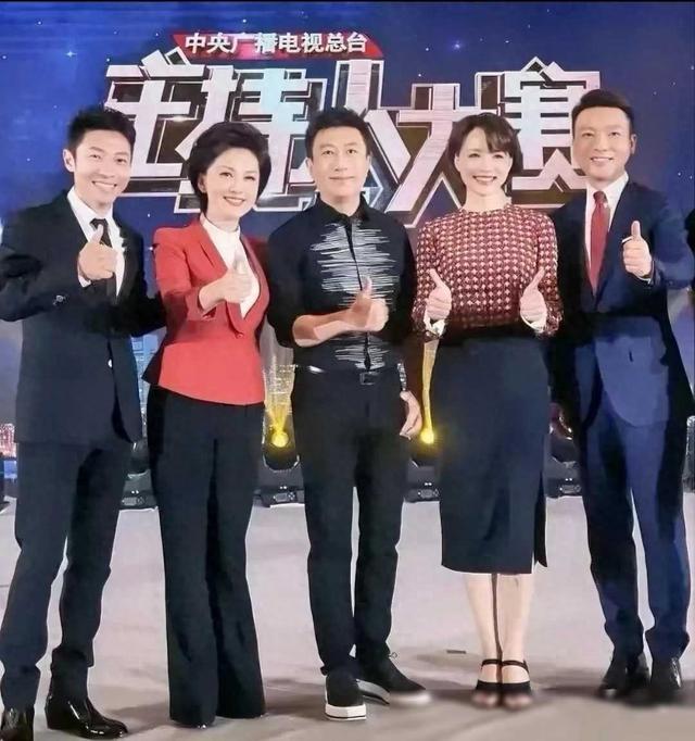 第一次见主持人在舞台上把脚露出来,太不雅观了,主要是董卿的脚