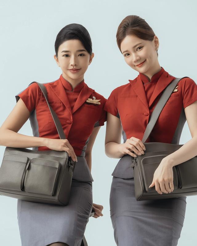 台湾空姐闺蜜写真，甜妹有时候也很飒！