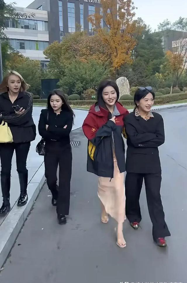 三只羊女主播集体停播外出强颜欢笑,素颜很路人,乔妹看着像大姐