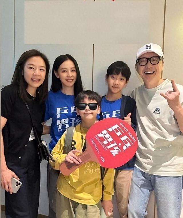 63岁庾澄庆和49岁妻子罕见同框，主播妻子张嘉欣状态超好