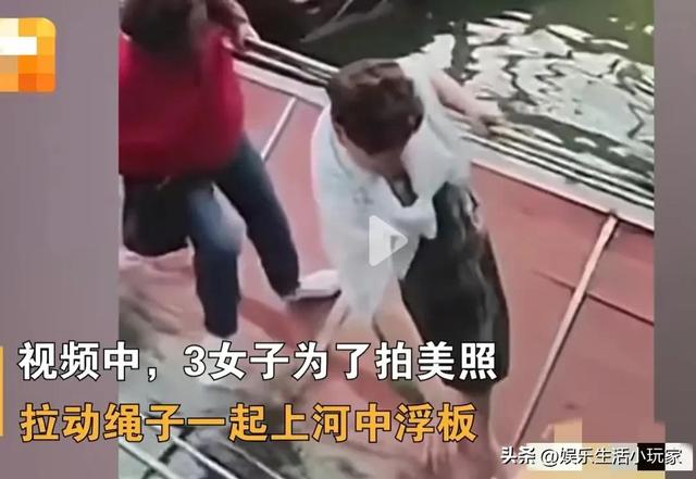三位大妈水上拍照，踩翻浮板，集体落水，网友笑称：花开富贵沉了