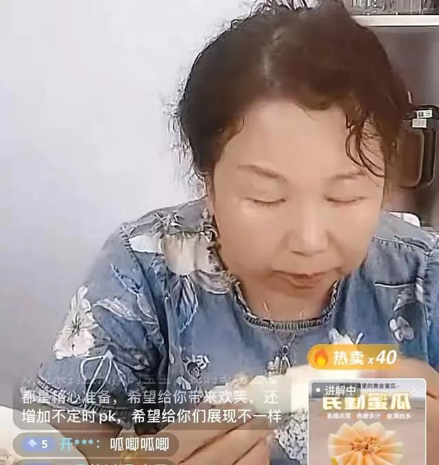老杜直播生吃土豆，没开美颜脸色蜡黄，柴大姐露脸直播精神足