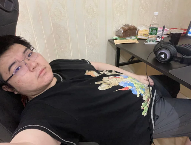 小悠穿白丝是真好看！做客姿态庄园澄清年龄，网友：保养的像18岁