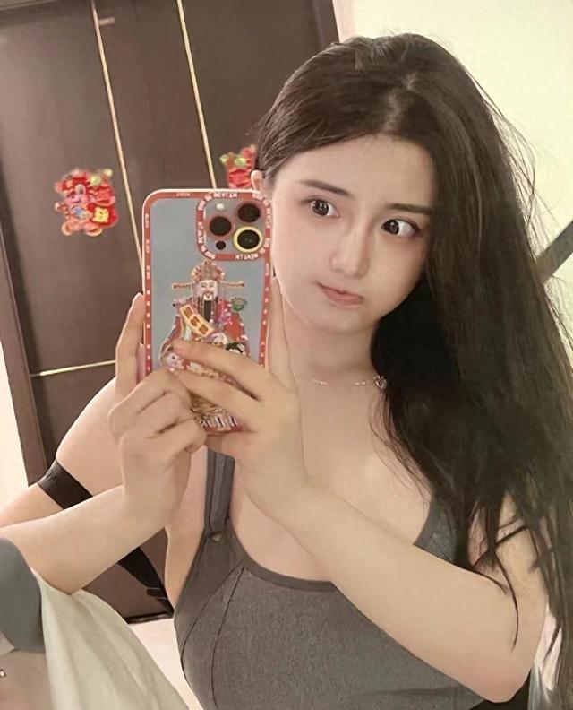 古阿扎当众大秀完美身材，衣扣直接被撑掉？连续换装令人大饱眼福