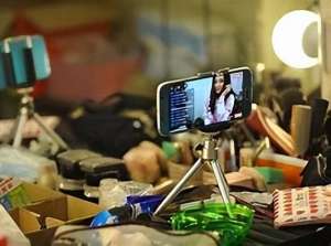 女主播在线视频观看(女主播为推销隆胸产品，当场在直播间脱衣服，超40万人在线观看)