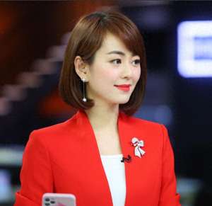 美女主播室(上海财经美女主持孙睿淇，台上台下都风光，婆家背景让人心生羡慕)