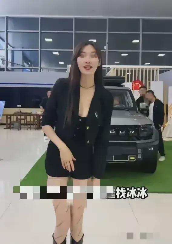 汽车销售女主播直播期间多次露裙底，大尺度，网友：不擦边谁看？