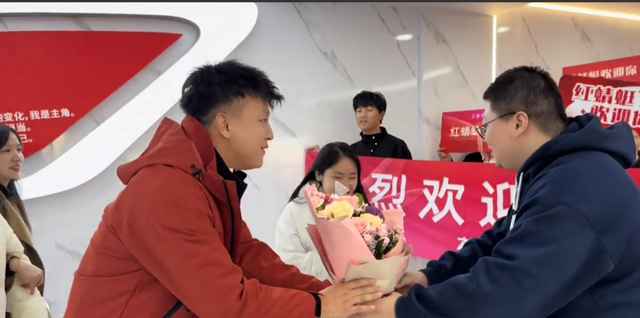 想分一杯羹？小松姐姐之前不露面，这次为何跟着小松去直播？