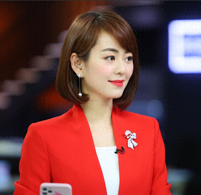 上海财经美女主持孙睿淇，台上台下都风光，婆家背景让人心生羡慕
