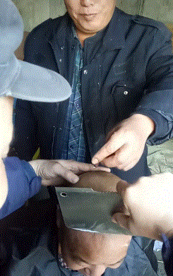 如何评价这个女主持人，主持了一半把丝袜脱了？